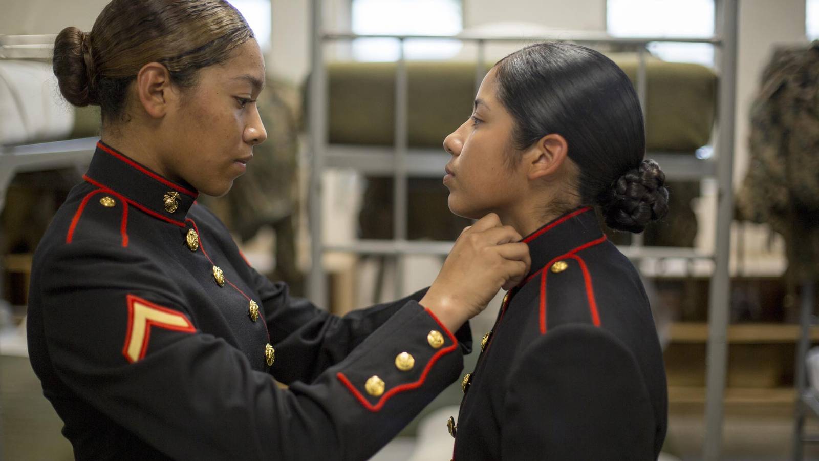 Female Marines Don New Dress Coat Designed to Mirror Male Uniform Female Marines Don New Dress Coat Designed to Mirror Male Uniform