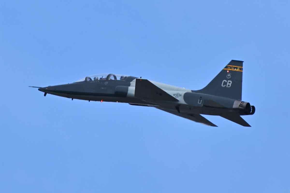 T＊　38 T-38 Training Jet's Landing Gear Fails in Mississippi, Marking