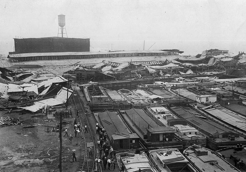 960px-wrecked_warehouses_and_scattered_debris_after_the_black_tom_explosion_1916.jpg