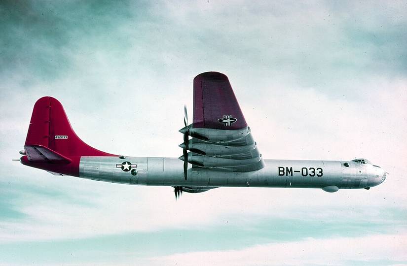 convair_b-36b_peacemaker_of_the_7th_bombardment_wing_in_flight_in_1949_176246696.jpg