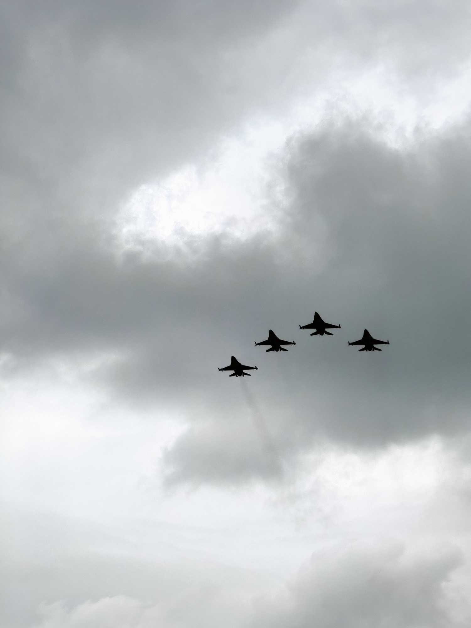 Synchronized military flyover helps kickoff iconic Indianapolis 500 race (Derricke Dennis).