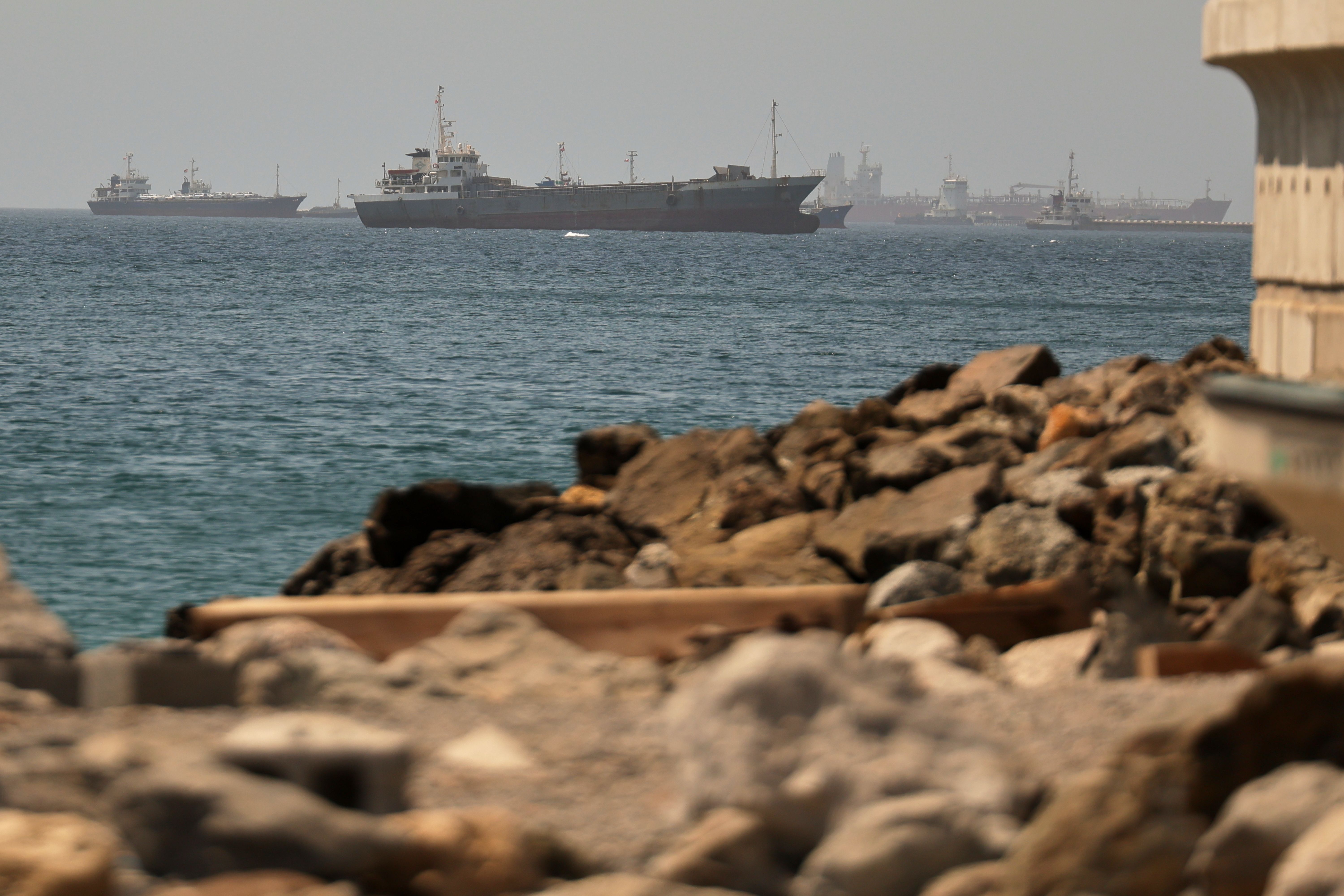Oil Tankers Navigate the Strait of Hormuz Despite Threats from Iran's Revolutionary Guard