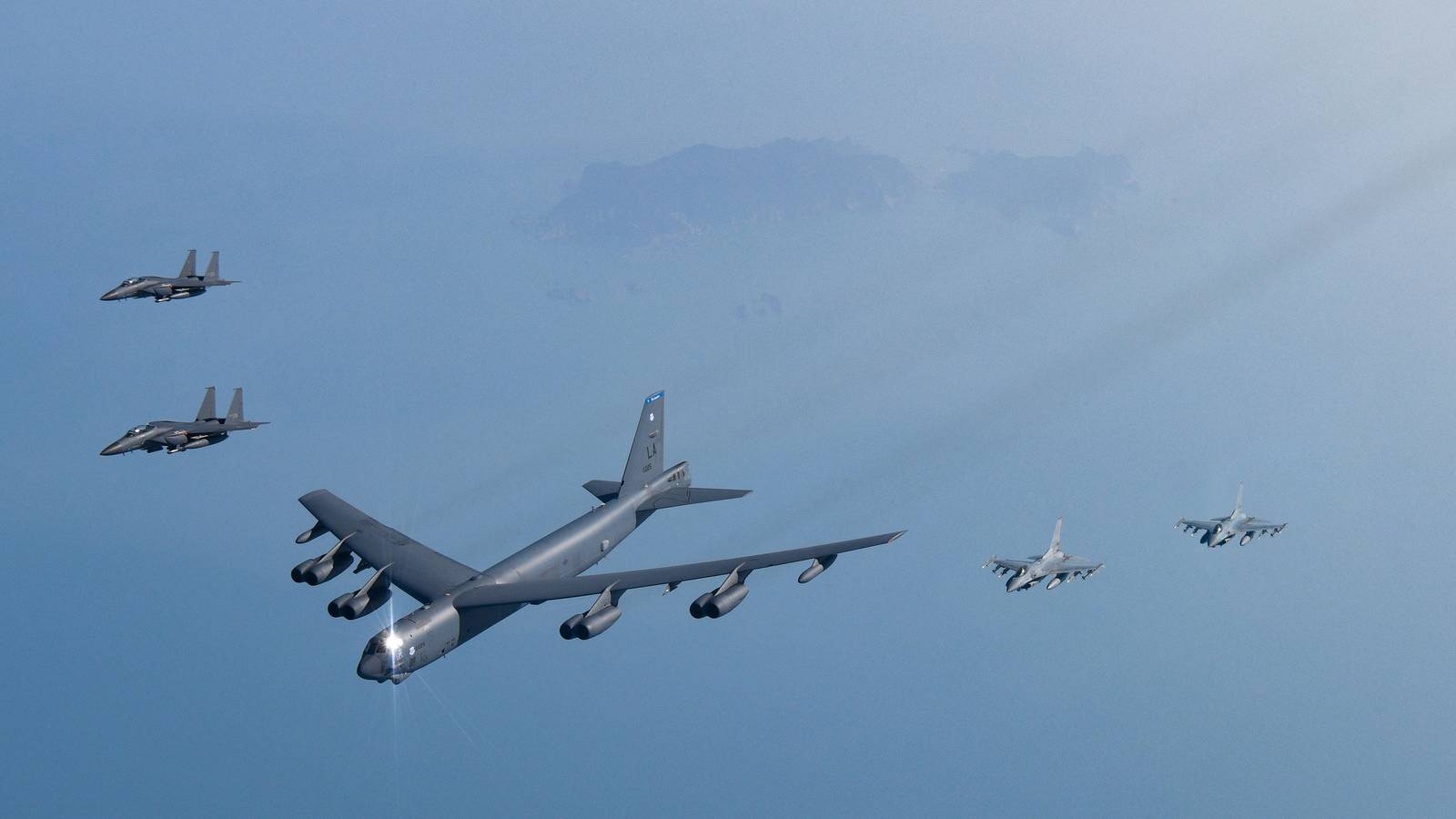 US-NEWS-CALIF-B52-BOMBER-CRASH-PROBE-FILEPIC-GET