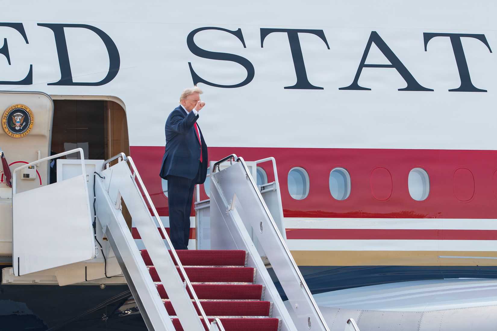 President Trump acknowledges spectators from Air Force VC-25B Bridge aircraft