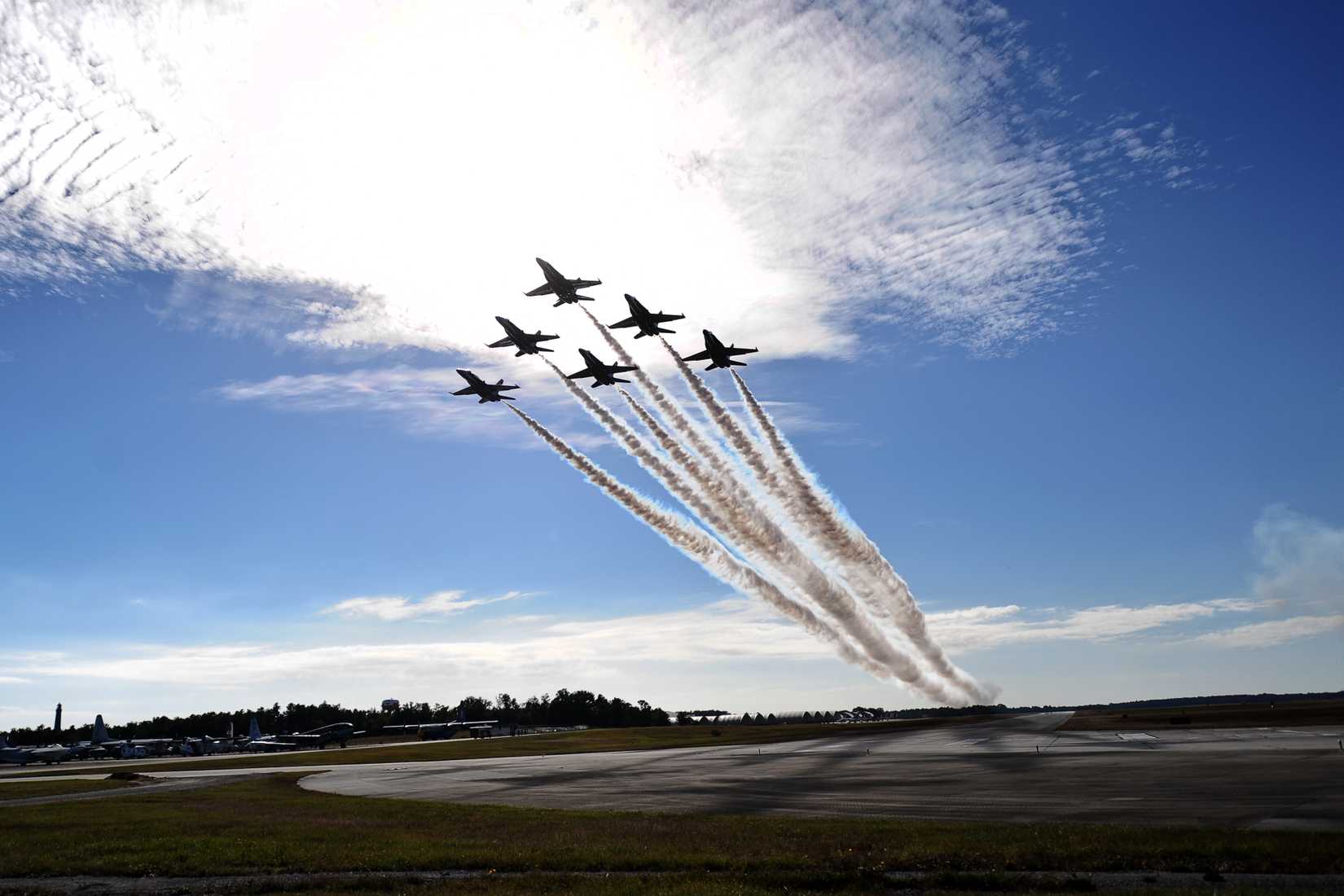 Blue_Angels_perform_Delta_Flat_Pass._(10824729275)