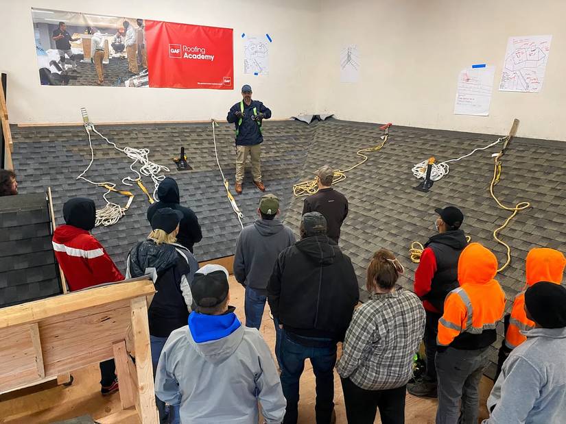 Os estagiários da GAF Roofing Academy recebem treinamento prático em coberturas como um ofício especializado. (GAF).