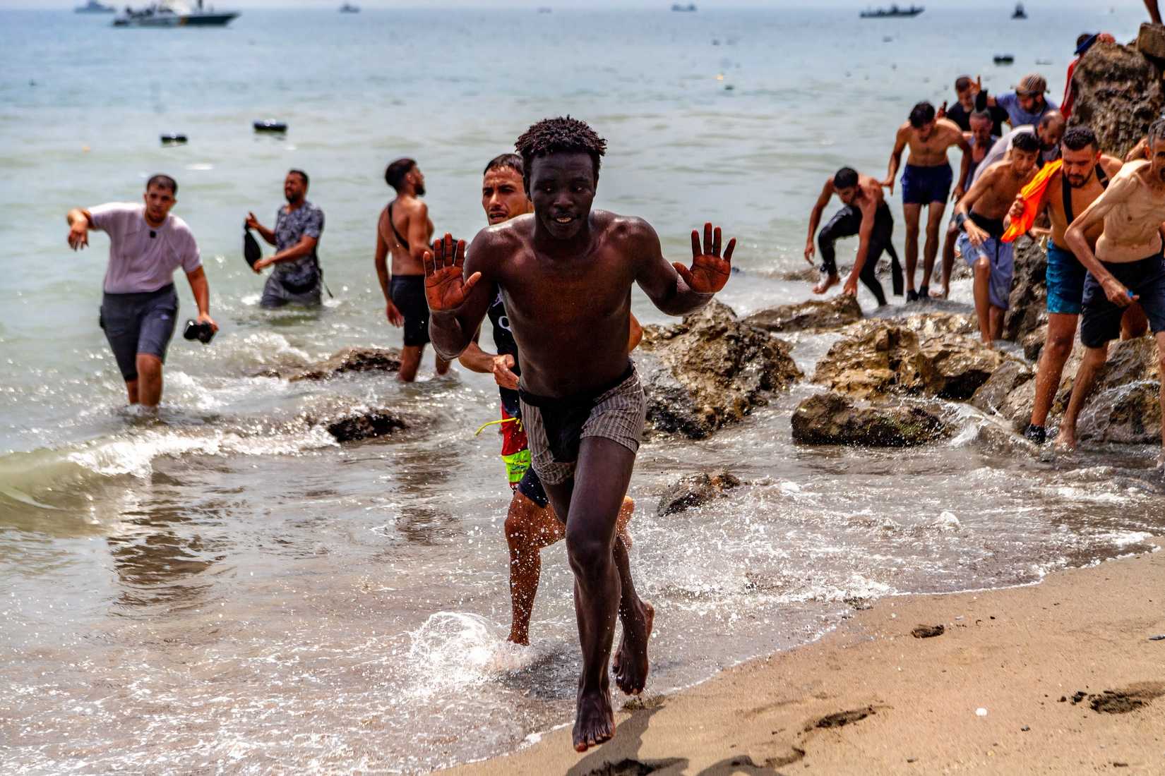 Moroccan migrants cross into Cueta.