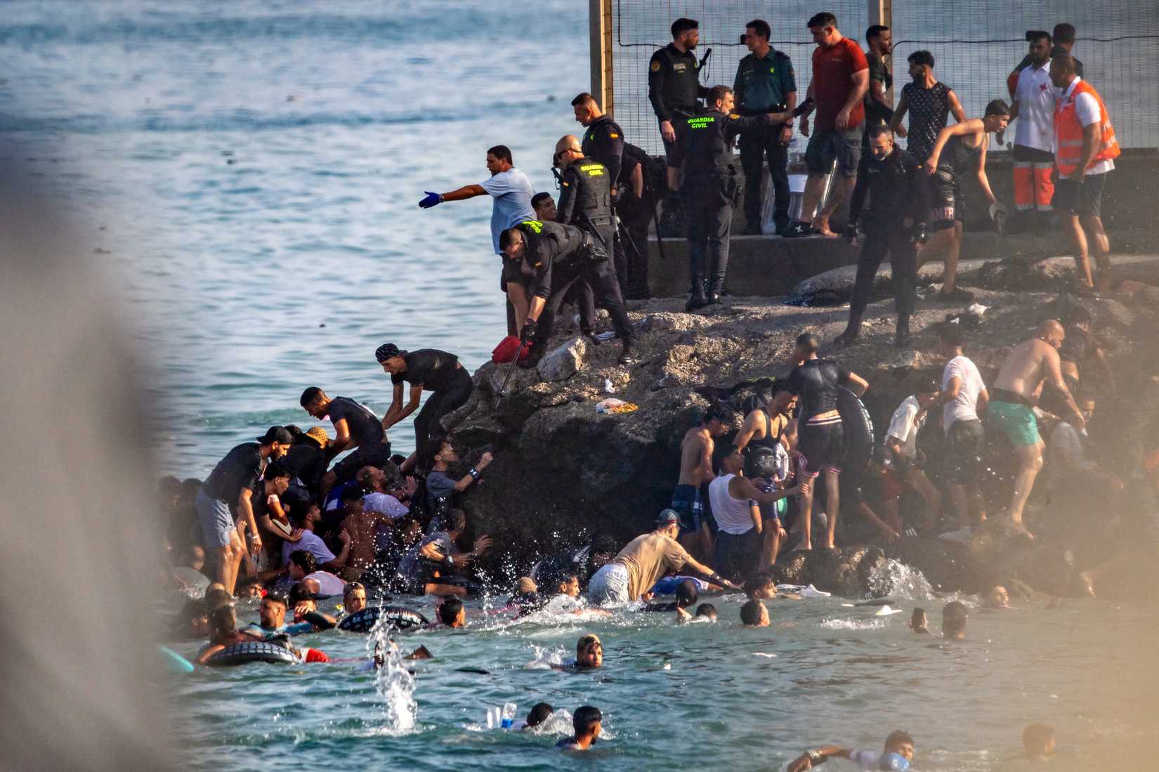 Migrants storm Cueta.