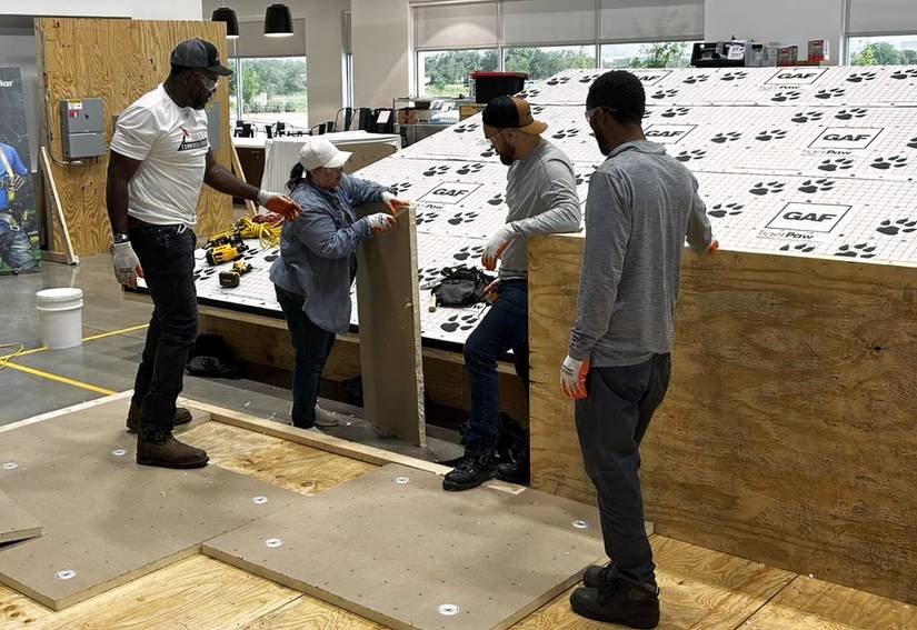 Os estagiários da GAF Roofing Academy aprendem telhados como uma profissão qualificada para carreiras secundárias. (GAF).
