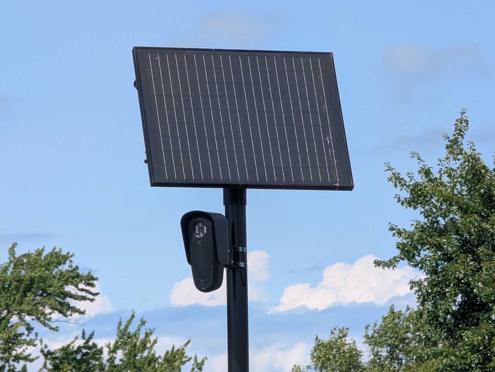Flock_ALPR_with_Solar_Panel,_Facing_Left_with_Trees,_Eatontown_NJ