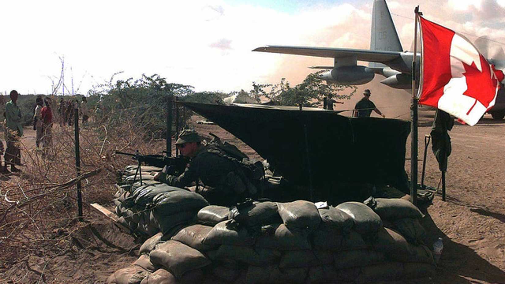 A Canadian Forces soldier mans an M60 machine gun at Belet Huen Field in Somalia during Operation Restore Hope in 1993.