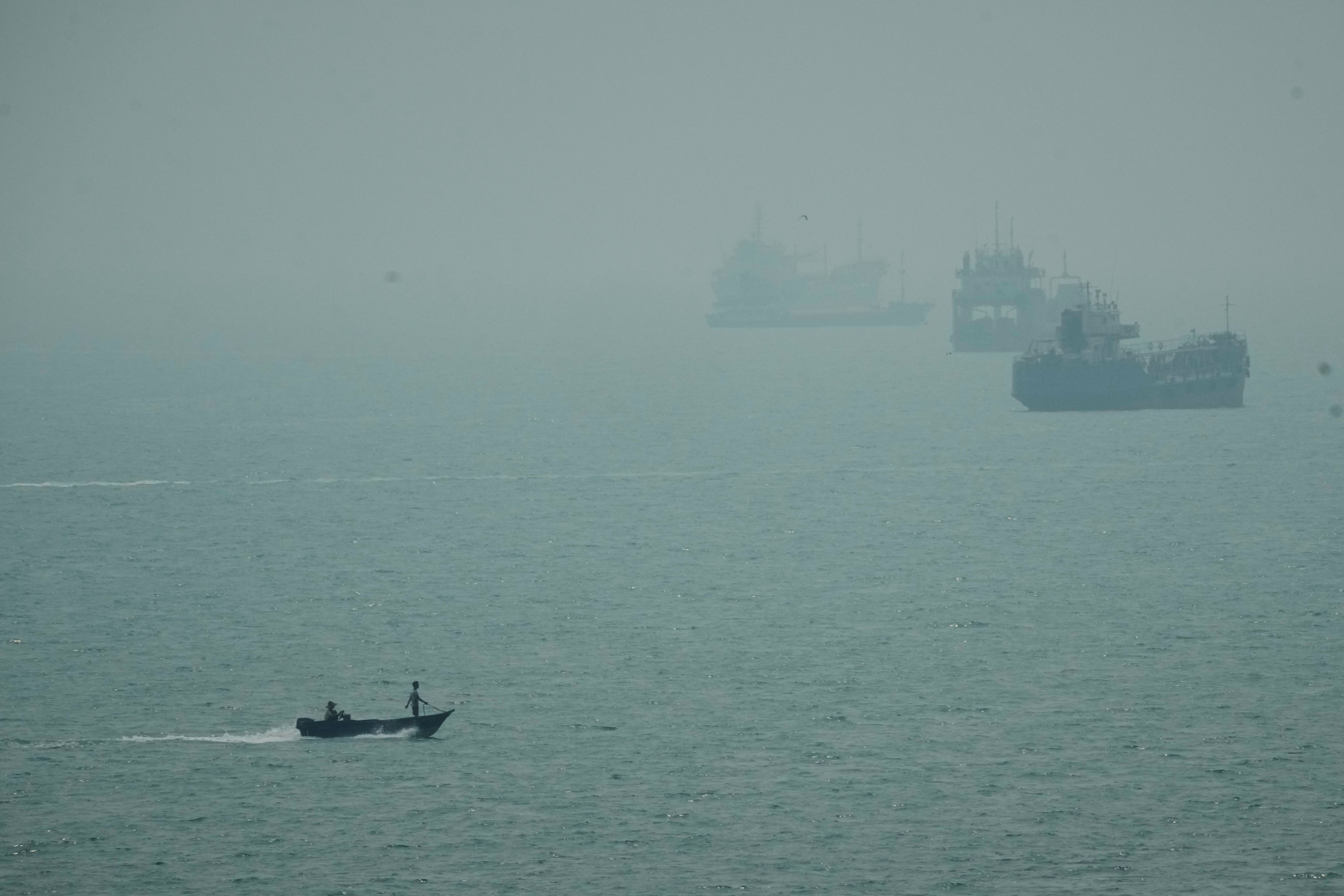 US Military Says It Destroyed 5 More Iranian Oil Tankers After Missile Attacks on Navy Warship