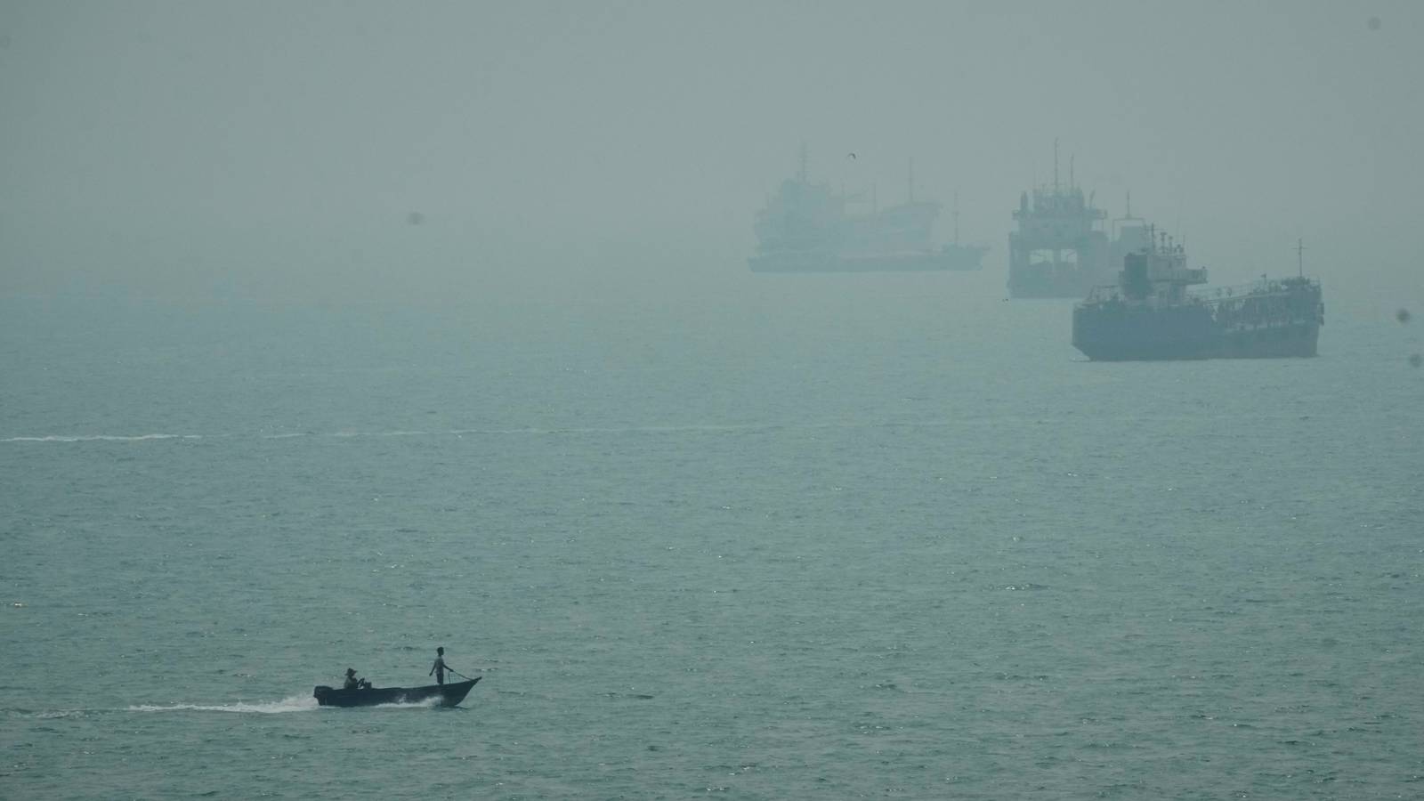 US Military Says It Destroyed 5 More Iranian Oil Tankers After Missile Attacks on Navy Warship