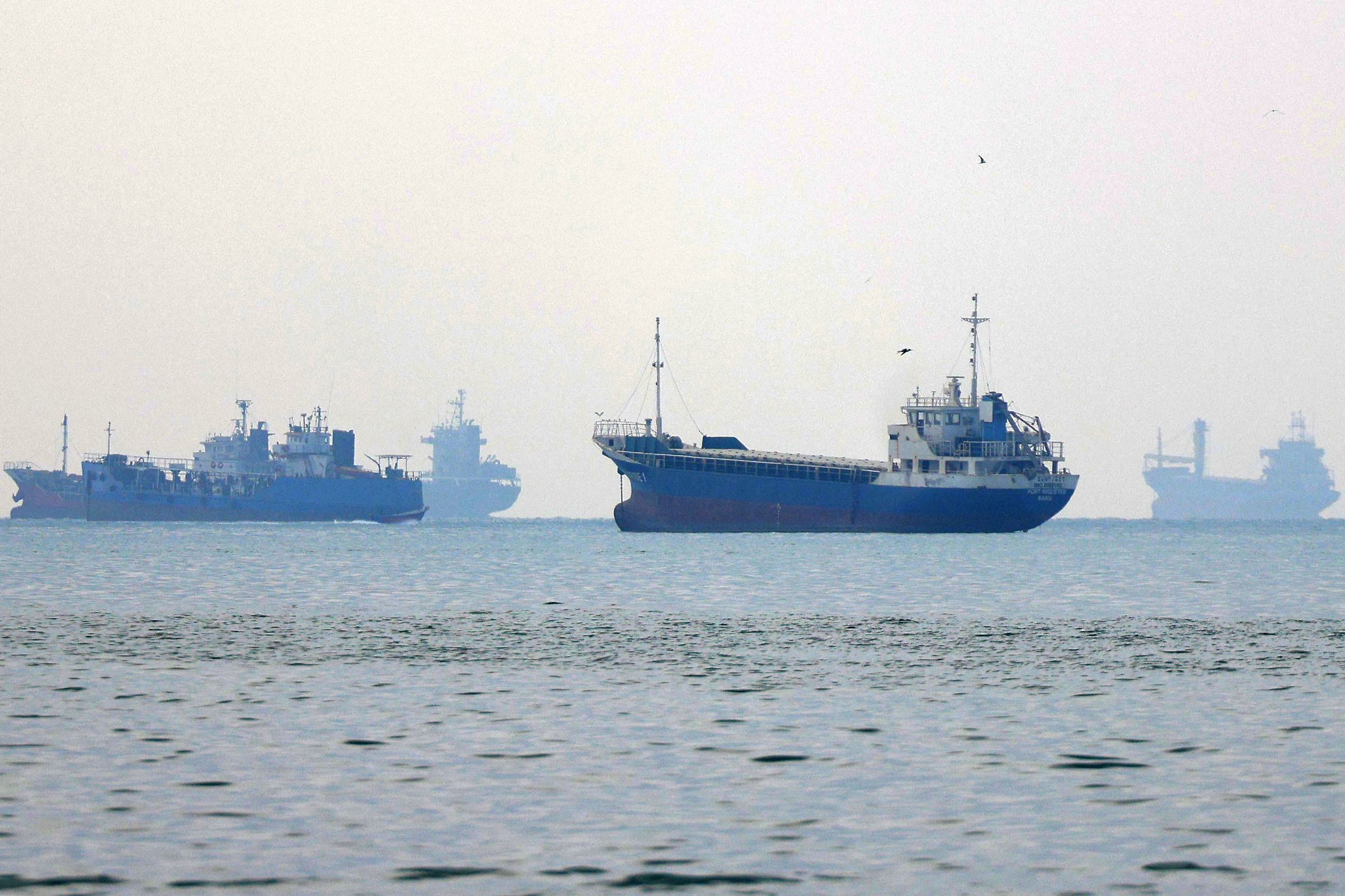 Oil Rises as Iran Threat to Widen War Dims Hormuz Deal Hopes