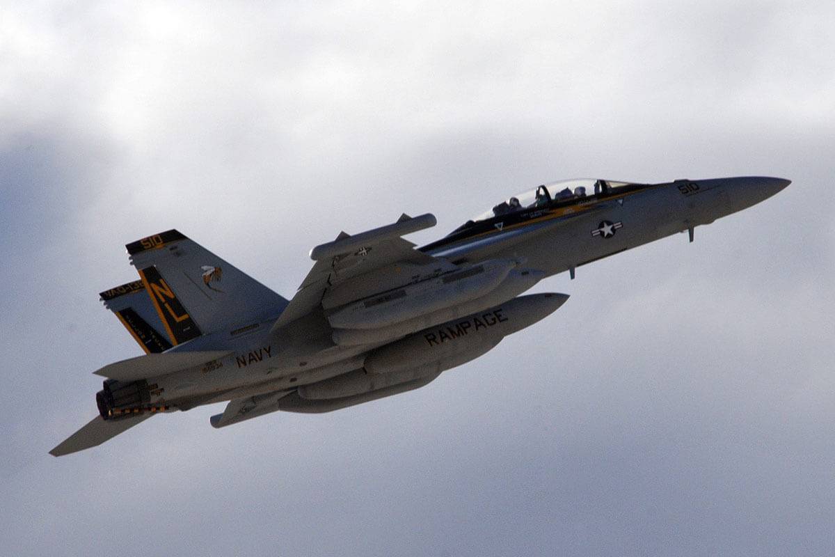 Four Navy Aviators Survive Midair Collision at Idaho Air Show Four Navy Aviators Survive Midair Collision at Idaho Air Show