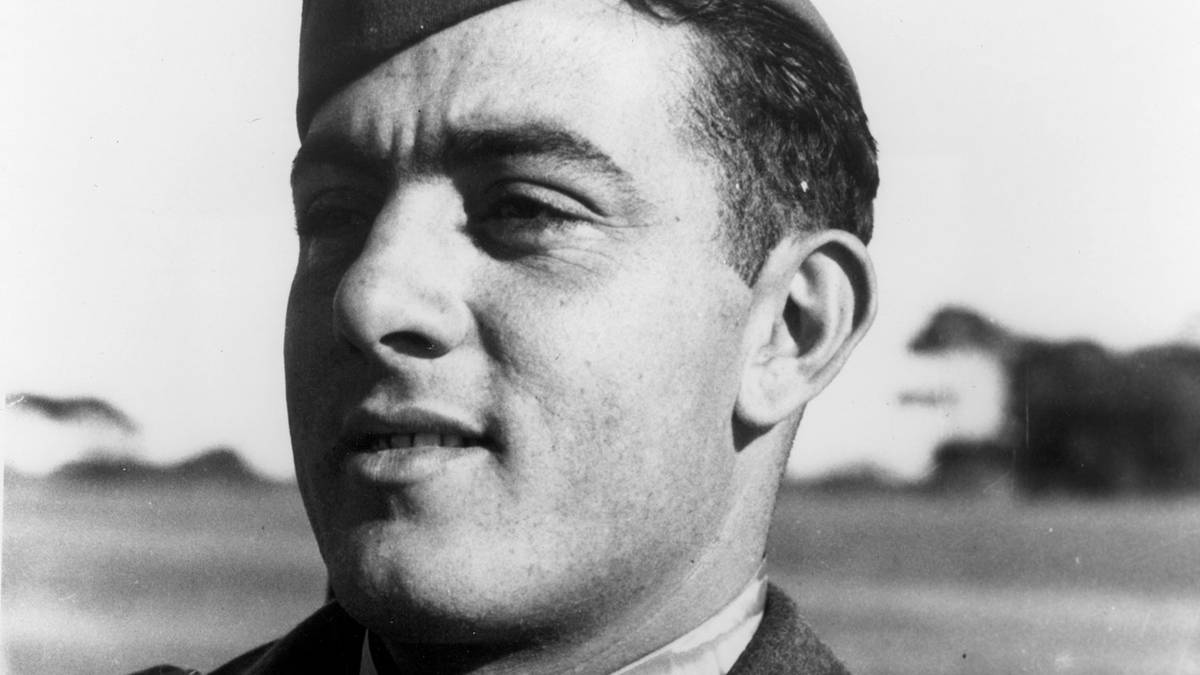 Here's the Only Marine to Earn Both the Medal of Honor and Navy Cross ...