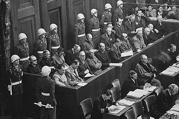 ニュルンベルク裁判。 1945年から1946年頃の被告法廷を見下ろす。（出典:国立公文書館）
