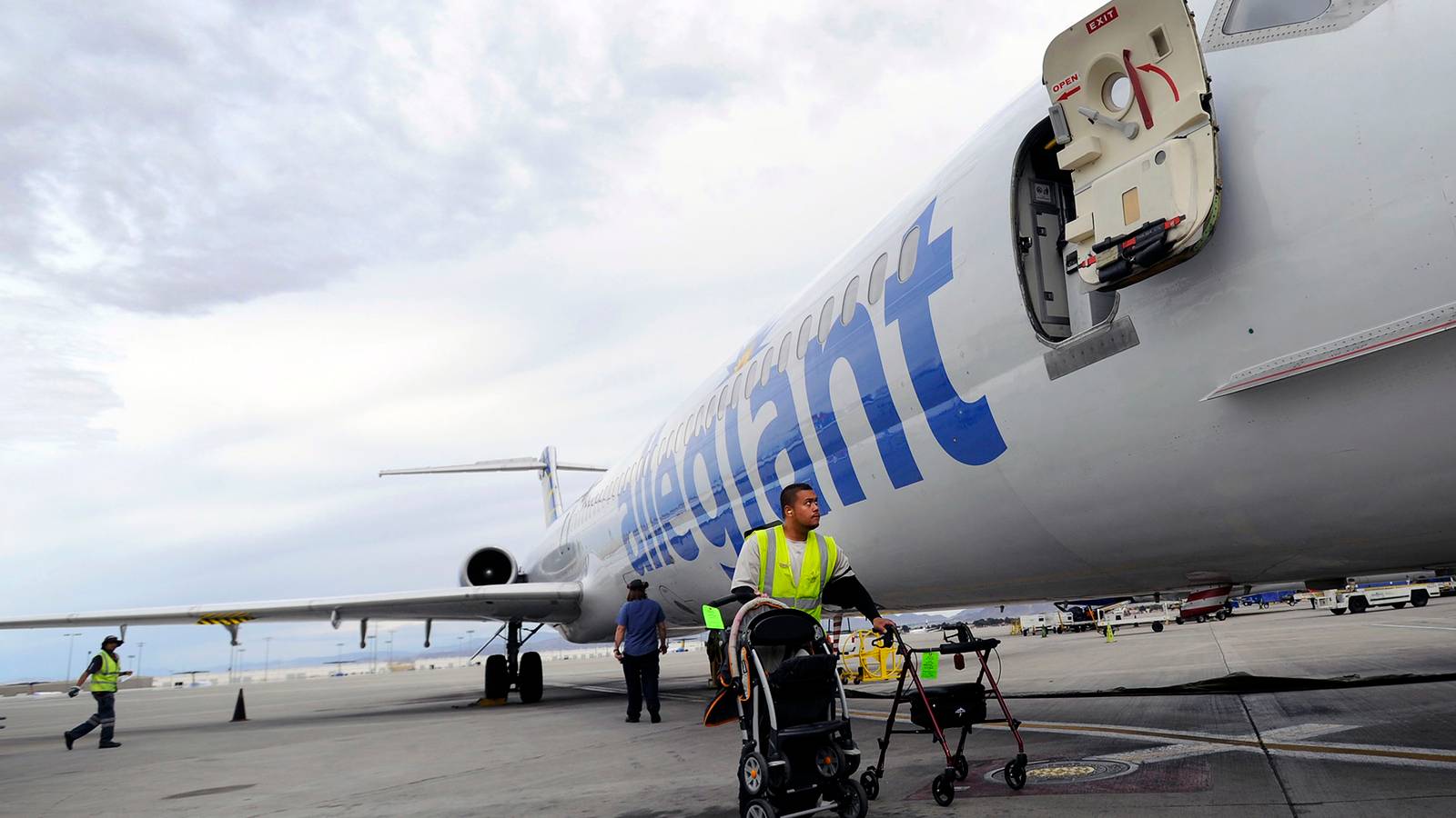 How You Can Become an Airline Ramp Agent