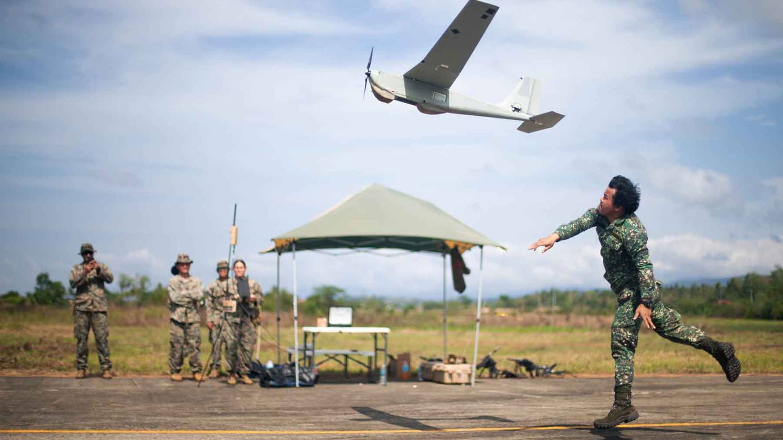 This Week's Top Military Photos: Marines in the Dirt, Apaches in the Snow