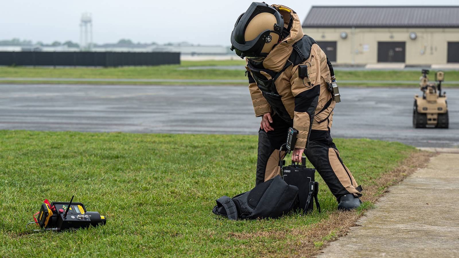 Air Force Bomb Techs Will Take Gender-Neutral Fitness Tests Beginning ...