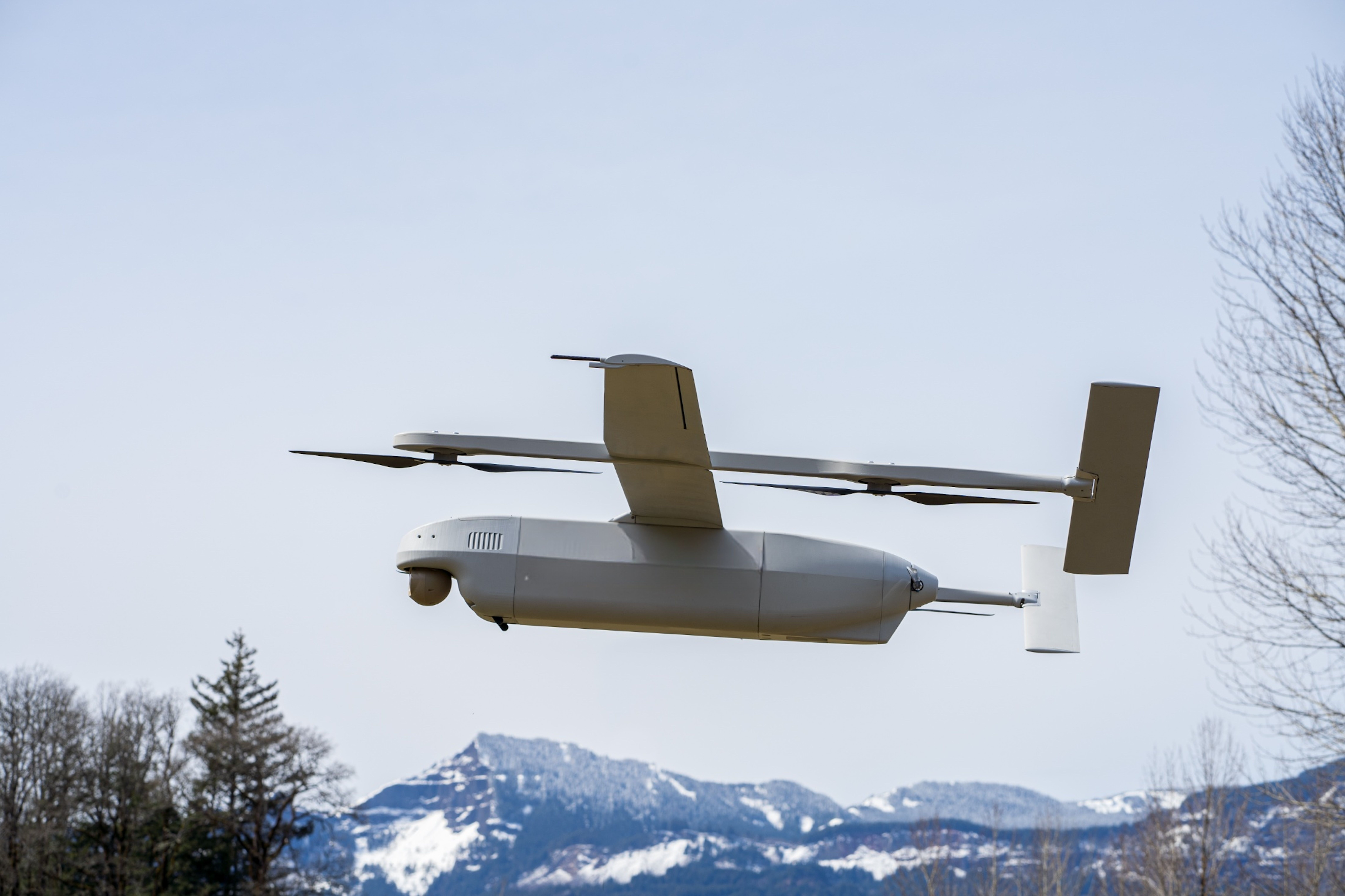 ウェア HYDROGEN A Solar-Powered Hydrogen Station Could Let Military Drones Fly for