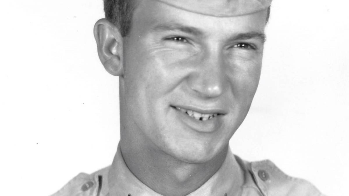 This Mortally Wounded WWII Navigator Refused Morphine to Guide His B-17 ...