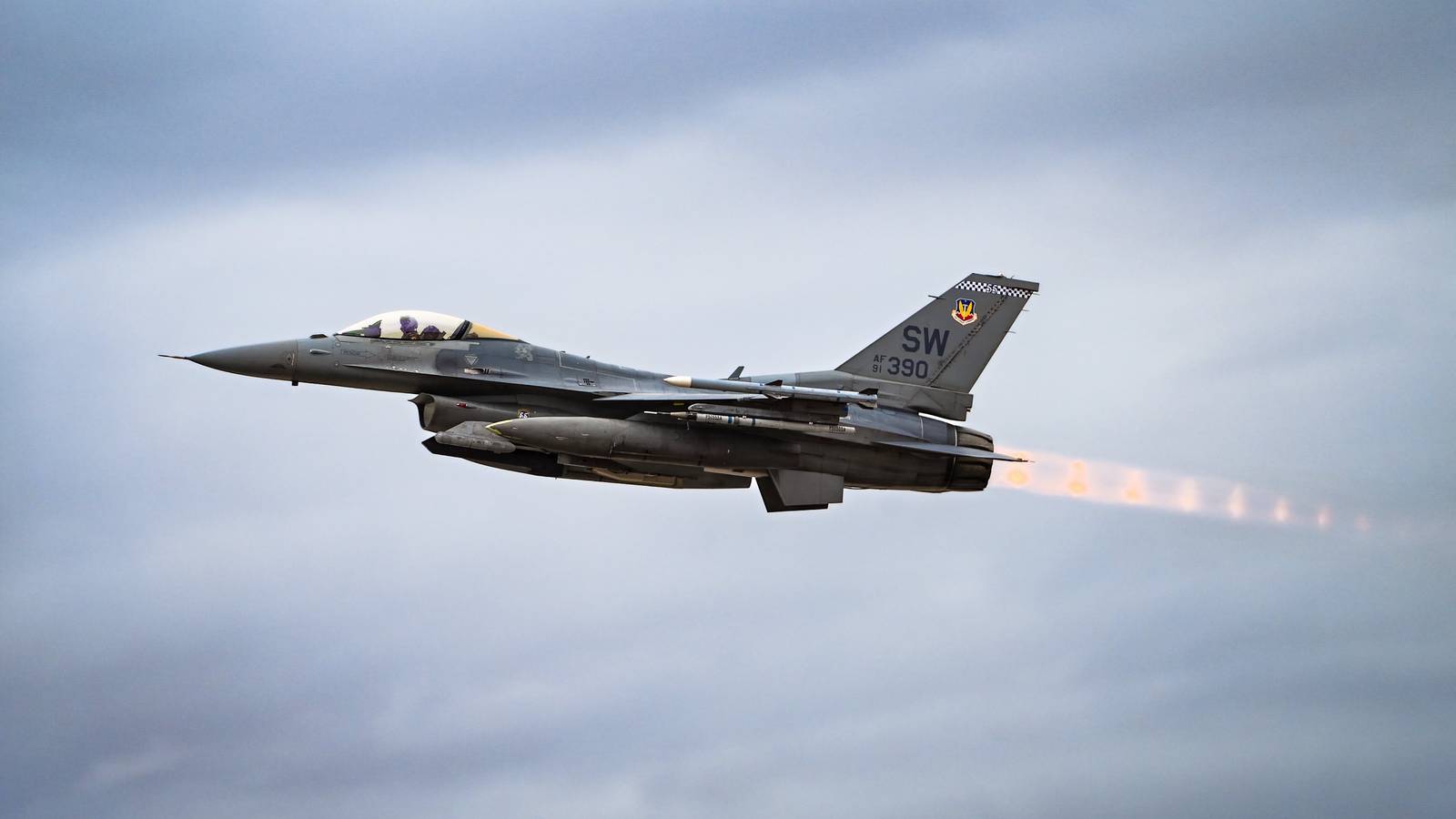 Six F-16 Pilots Earn Distinguished Flying Cross for Midnight Hammer Six F-16 Pilots Earn Distinguished Flying Cross for Midnight Hammer