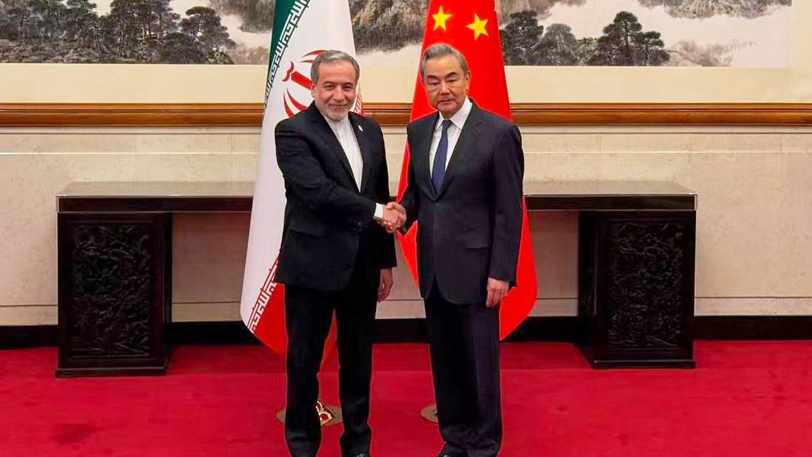 Trump Threatens Iran With Bombing if It Doesn’t Reopen Strait of Hormuz Trump Threatens Iran With Bombing if It Doesn’t Reopen Strait of Hormuz