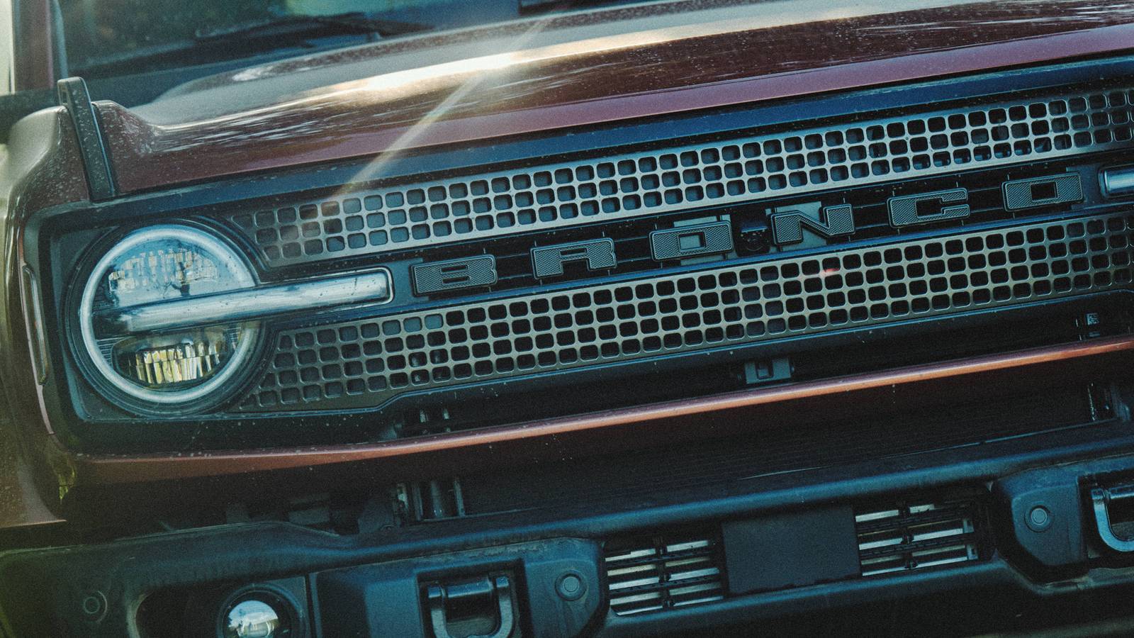 Ford’s Fancy New Bronco Is Here To Battle The Land Rover Defender