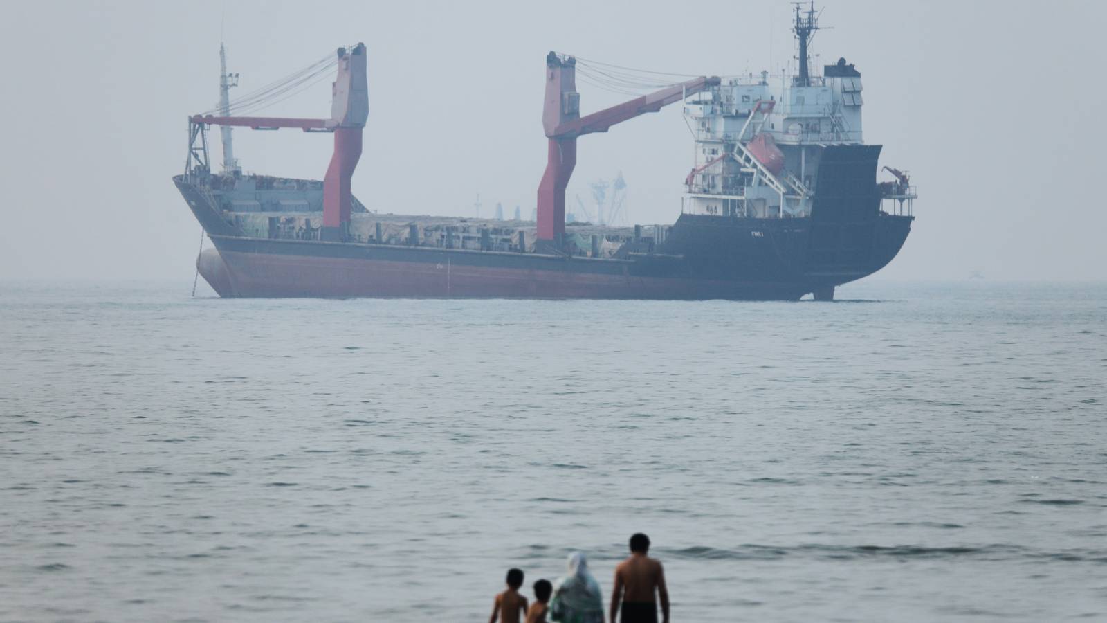 Iran Debates Hormuz Wording as Trump Says Deal’s ‘Moving Along’