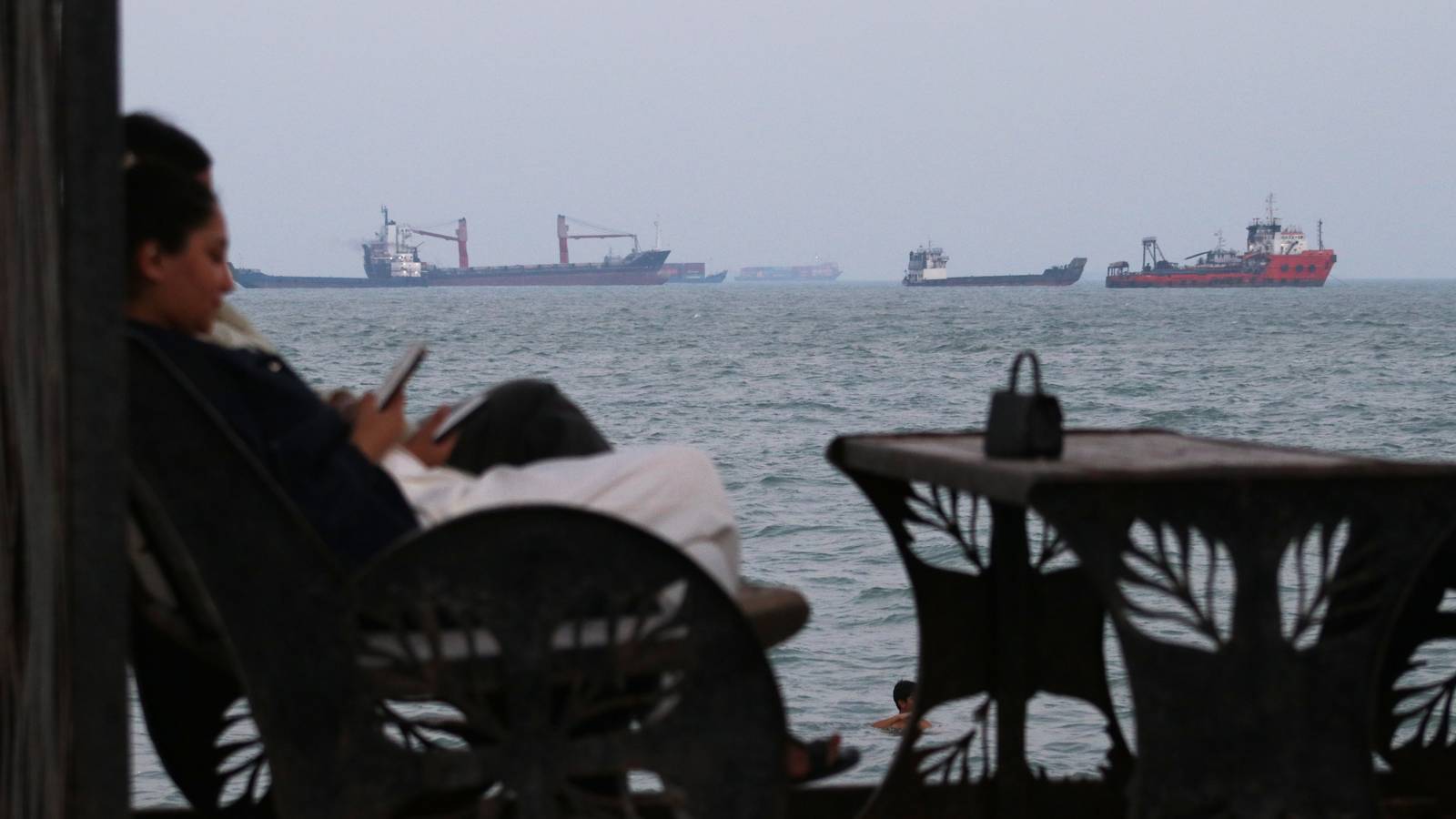 The US and Iran Trade Missile Barrages as Hopes Dim for a Quick Resolution