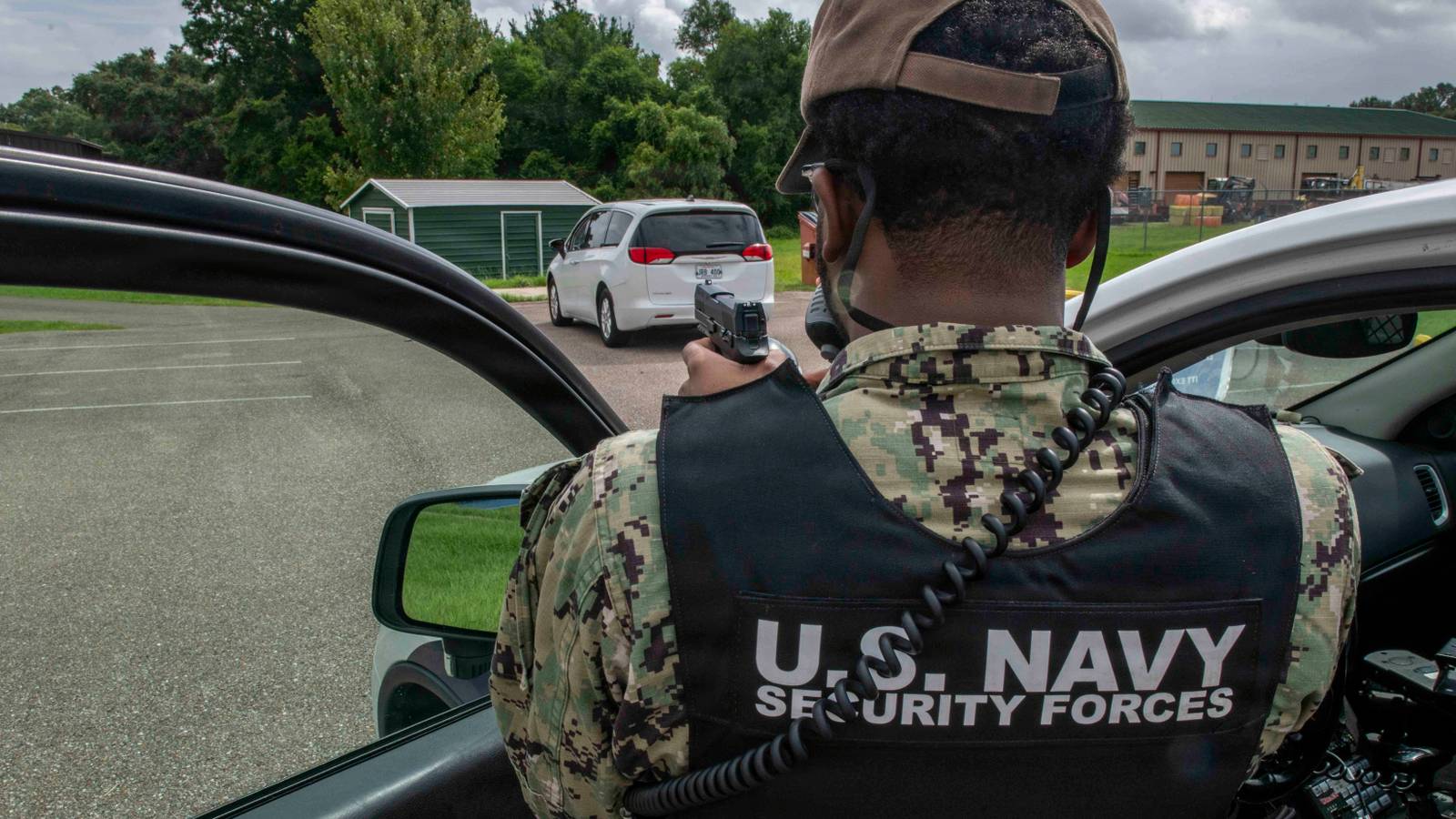 Photograph accompanying Navy tells 608,000 people to erase themselves, and names no way to check