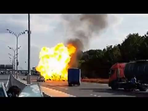 Gas Cylinder Truck Explodes on Road