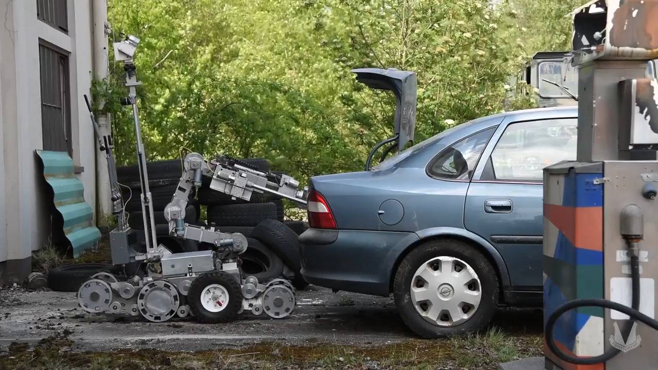 Army Robot Disarms Car Bomb in Training