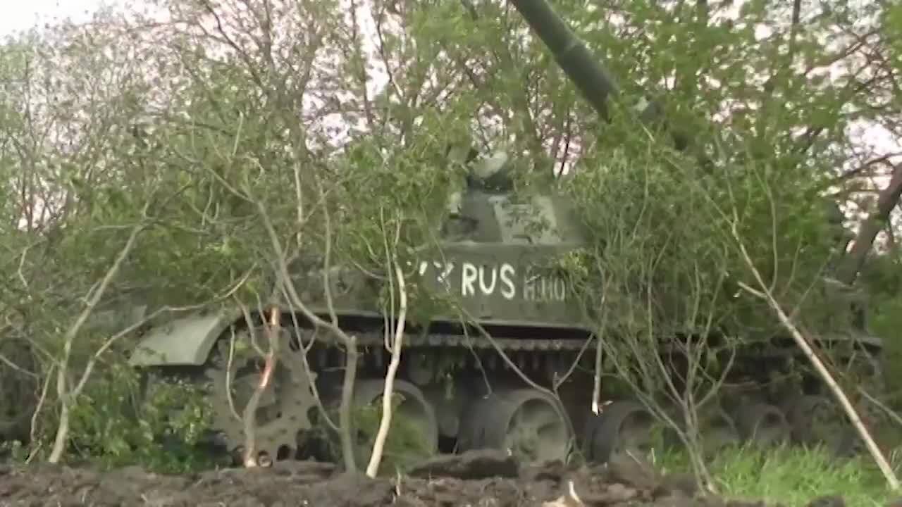 Russian 2S5 Giatsint-S 152 mm Self-Propelled Guns in Action