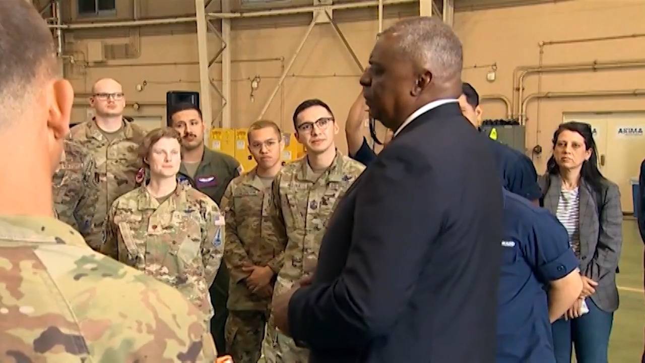 Austin Talks to Troops in Japan
