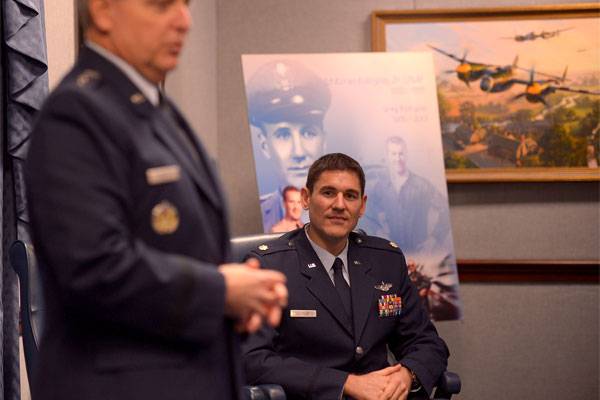 Air Force Honors Pilot Who Flew With One Wing