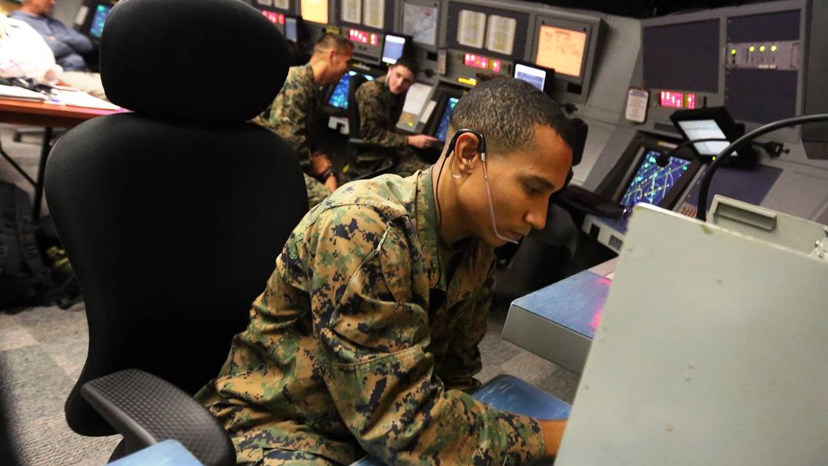 Air Controller Guides 'Blindfolded' Harrier Pilot to Safe Landing